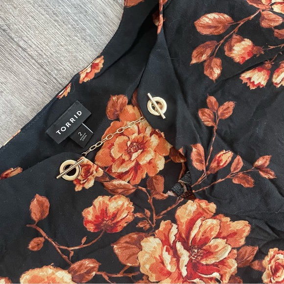 TORRID Crepe Chain Detail Floral 3/4 Sleeve Blouse - Picture 7 of 10